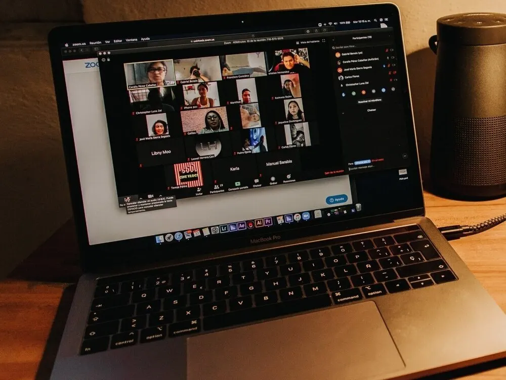 Grieving together and coping with death through online funeral services